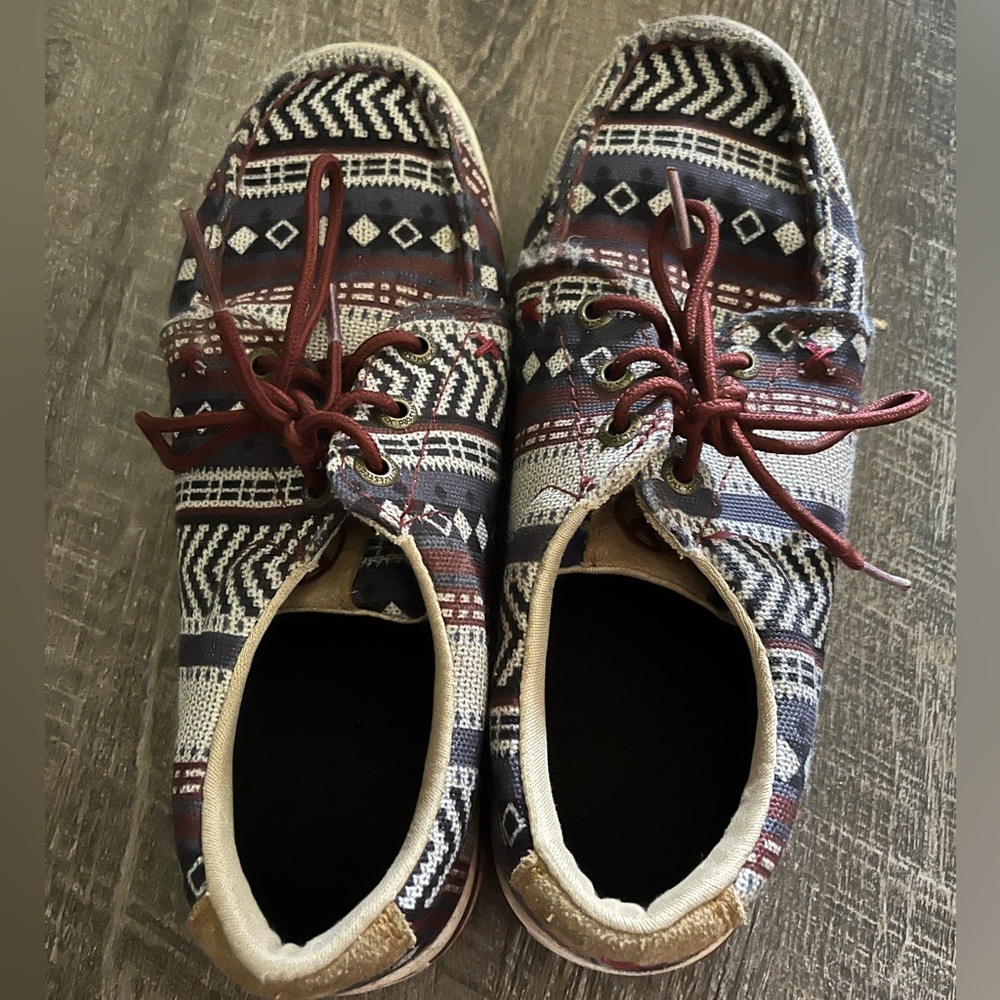 Kids Ariat Aztec print shoes. Gently used